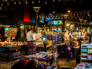 郑州一五星级酒店摆地摊日入3万，揭秘酒店地摊经济的崛起