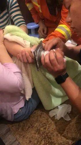 高温下惊险一幕，67岁阿姨竟因高温晒背需开颅保命